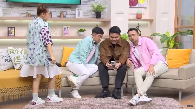 Potret Thariq Halilintar ketika berada di acara "FYP" yang dipandu Raffi Ahmad, Irfan Hakim, dan Mpok Alpa (YouTube/TRANS7 OFFICIAL)