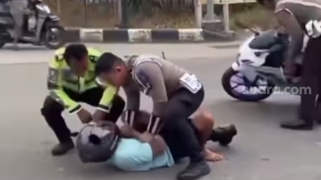 Aksi pemotor pria tabrak polisi saat bertugas di jalan raya. (tangkapan layar/Instagram)