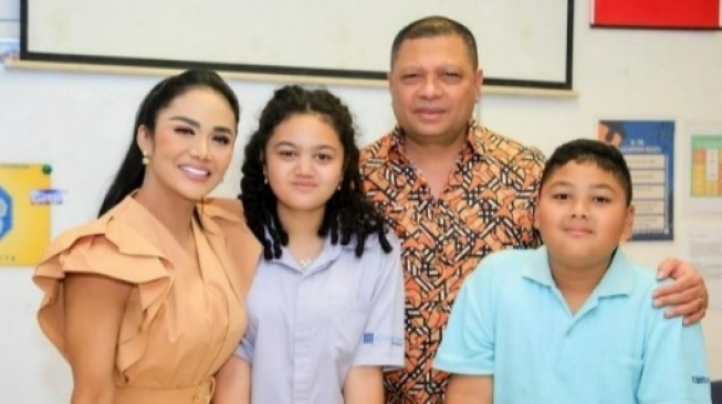 Amora dan Kellen Lemos Sekolah di Mana? Kris Dayanti Rogoh Ratusan Juta per Tahun