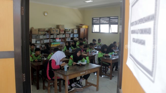 Siswa dan siswi SDN Tugu Solo menikmati menu makan siang gratis dalam uji coba yang berlangsung, Kamis (25/7/2024). Makan bergizi gratis yang merupakan program pasangan presiden dan wakil presiden terpilih, Prabowo Subianto-Gibran Rakabuming Raka.[Suara.com/Ronald Seger Prabowo]