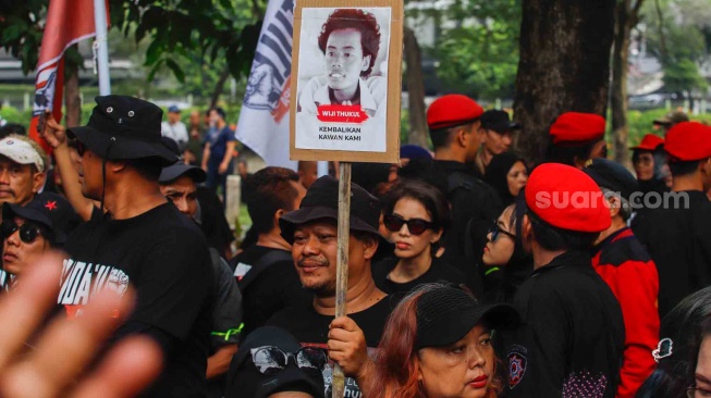 Massa dari unsur badan dan sayap pusat Partai Demokrasi Indonesia Perjuangan (PDIP) saat menggelar aksi di depan gedung Komnas HAM di Jakarta, Jumat (27/7/2024). [Suara.com/Alfian Winanto]