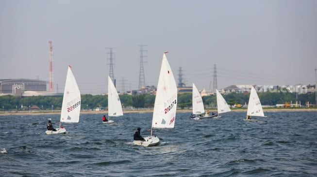 Sejumlah atlet layar beradu kecepatan saat mengikuti pertandingan Jakarta International Sailing Championship 2024 di area Symphony of The Sea, Ancol, Jakarta, Jumat (26/7/2024). [Suara.com/Alfian Winanto]
