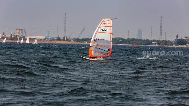 Sejumlah atlet layar beradu kecepatan saat mengikuti pertandingan Jakarta International Sailing Championship 2024 di area Symphony of The Sea, Ancol, Jakarta, Jumat (26/7/2024). [Suara.com/Alfian Winanto]
