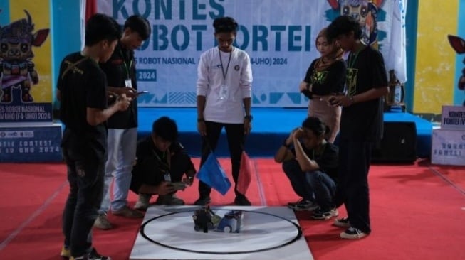 Dari Toraja hingga Kendari, 13 Tim Adu Robot Canggih di UHO