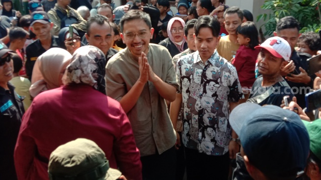 Wakil presiden terpilih Gibran Rakabuming Raka saat ajak Gusti Bhre blusukan, Jumat (26/7/2024). [Suara.com/Ari Welianto]