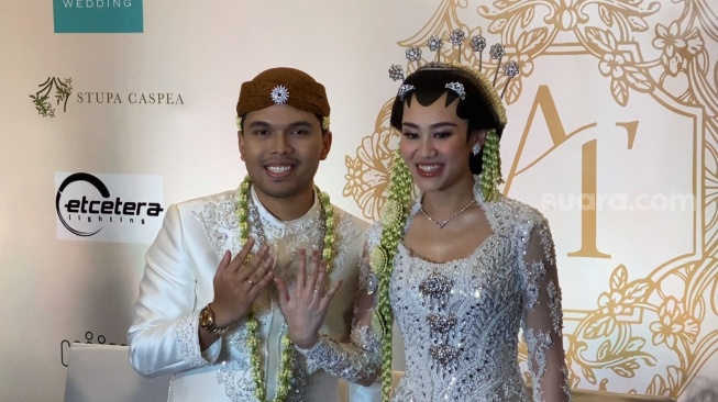 Thariq Halilintar dan Aaliyah Massaid usai akad nikah di Raffles Hotel, Jakarta, Jumat (26/7/2024) [Suara.com/Adiyoga Priyambodo].