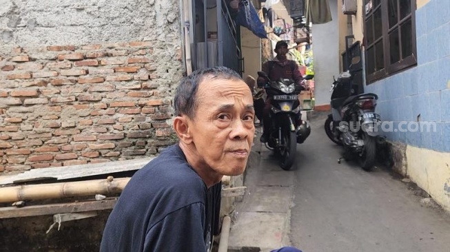 Harun, warga saat ditemui Suara.com di bantaran Kali Mampang, Jakarta Selatan. (Suara.com/Fakhri)