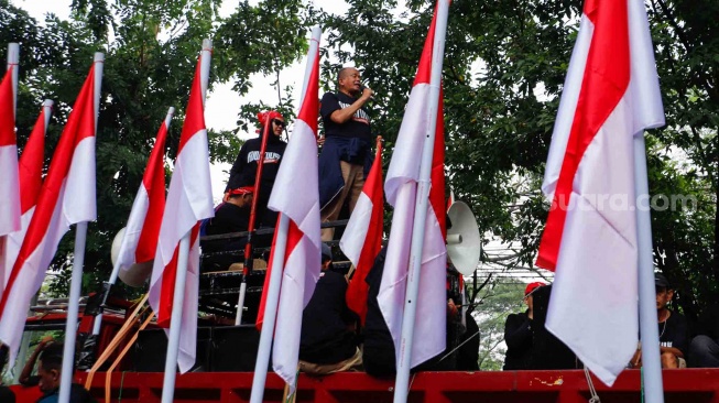 Massa dari unsur badan dan sayap pusat Partai Demokrasi Indonesia Perjuangan (PDIP) saat menggelar aksi di depan gedung Komnas HAM di Jakarta, Jumat (27/7/2024). [Suara.com/Alfian Winanto]