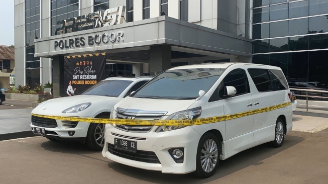 KPK Gadungan Terciduk, Ini Penampakan Mobil Mewah Porsche dan Alphard Yang Jadi Bukti Pemerasan