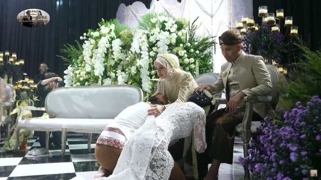 Potret Aaliyah Massaid dan Thariq Halilintar sungkeman ke orang tua (YouTube/Thariq Halilintar)