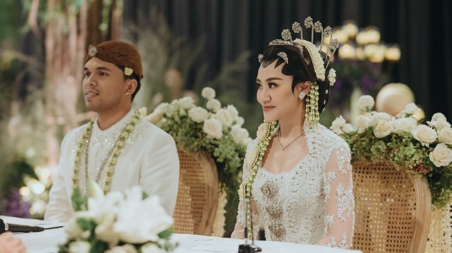 Potret Thariq Halilintar dan Aaliyah Massaid yang sudah resmi menjadi pasangan suami dan istri (Instagram/thariqhalilintar)