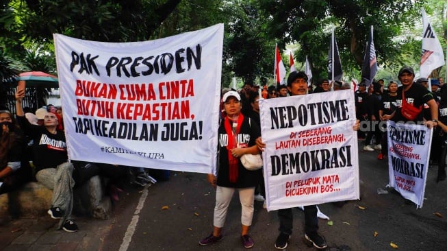 Massa dari unsur badan dan sayap pusat Partai Demokrasi Indonesia Perjuangan (PDIP) saat menggelar aksi di depan gedung Komnas HAM di Jakarta, Jumat (27/7/2024). [Suara.com/Alfian Winanto]