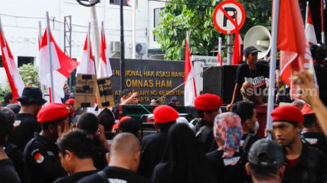 Massa dari unsur badan dan sayap pusat Partai Demokrasi Indonesia Perjuangan (PDIP) saat menggelar aksi di depan gedung Komnas HAM di Jakarta, Jumat (27/7/2024). [Suara.com/Alfian Winanto]