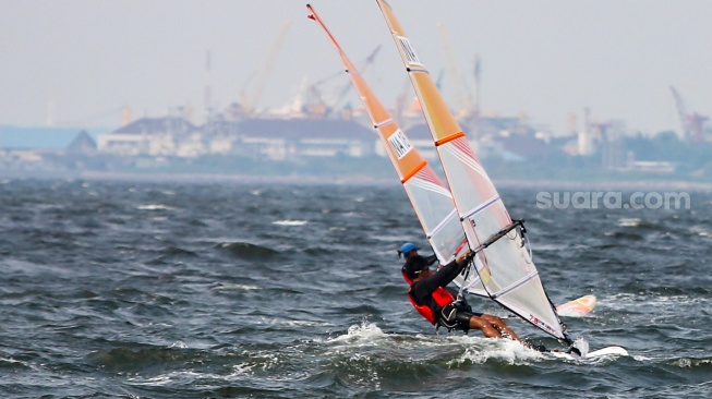 Sejumlah atlet layar beradu kecepatan saat mengikuti pertandingan Jakarta International Sailing Championship 2024 di area Symphony of The Sea, Ancol, Jakarta, Jumat (26/7/2024). [Suara.com/Alfian Winanto]
