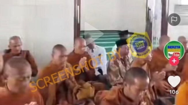 Cek Fakta: Umat Buddha Solat di Masjid, Benarkah?