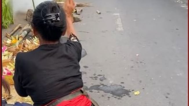 Viral, Ibu Ini Mebanten Sambil Goyang Jadi Sorotan Warganet