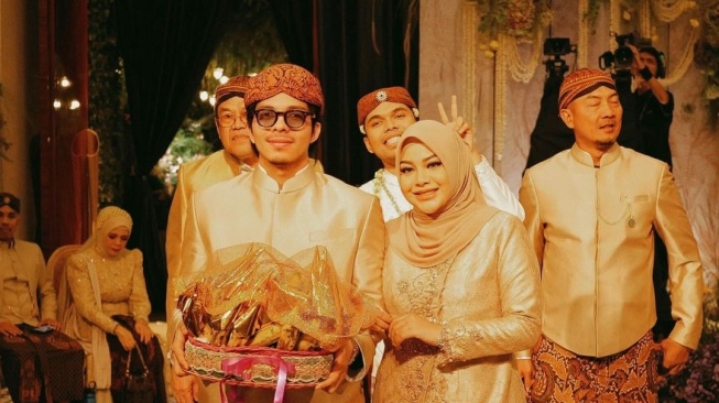 Potret Atta Halilintar di acara akad nikah Thariq Halilintar dan Aaliyah Massaid yang digelar pada Jumat (26/7/2024) (Instagram/attahalilintar)