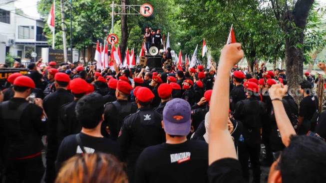 Massa dari unsur badan dan sayap pusat Partai Demokrasi Indonesia Perjuangan (PDIP) saat menggelar aksi di depan gedung Komnas HAM di Jakarta, Jumat (27/7/2024). [Suara.com/Alfian Winanto]