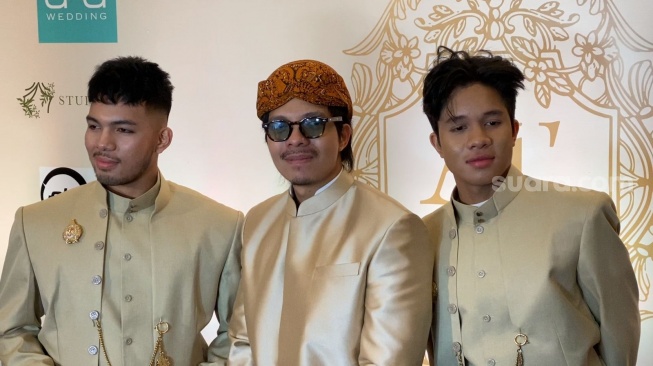 Atta Halilintar (tengah) usai mengikuti akad nikah adiknya, Thariq Halilintar dan Aaliyah Massaid di Raffles Hotel, Jakarta, Jumat (26/7/2024) [Suara.com/Adiyoga Priyambodo].