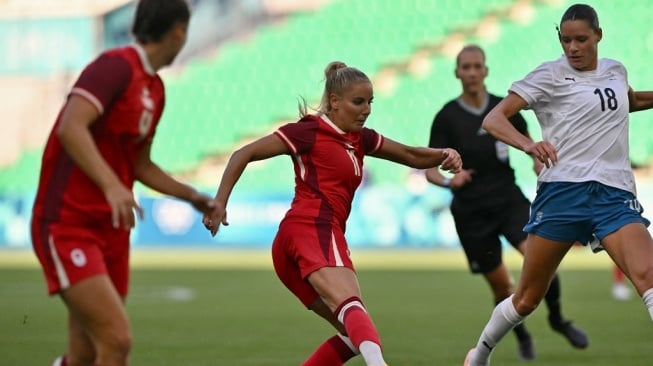 Penyerang Kanada, Adriana Leon dan penyerang Selandia Baru #18 Grace Jale berebut bola dalam pertandingan sepak bola Grup A wanita antara Kanada dan Selandia Baru selama Olimpiade Paris 2024 di Stadion Geoffroy-Guichard di Saint-Etienne pada 25 Juli 2024. Arnaud FINISTRE / AFP