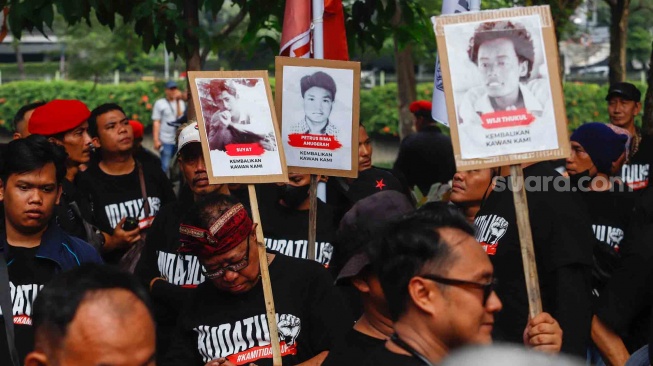 Massa dari unsur badan dan sayap pusat Partai Demokrasi Indonesia Perjuangan (PDIP) saat menggelar aksi di depan gedung Komnas HAM di Jakarta, Jumat (27/7/2024). [Suara.com/Alfian Winanto]