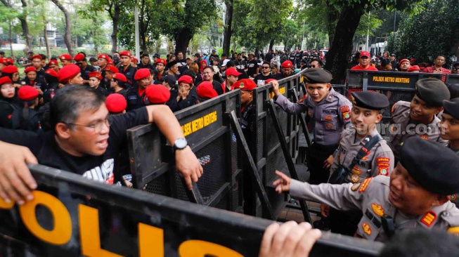 Massa dari unsur badan dan sayap pusat Partai Demokrasi Indonesia Perjuangan (PDIP) saat menggelar aksi di depan gedung Komnas HAM di Jakarta, Jumat (27/7/2024). [Suara.com/Alfian Winanto]