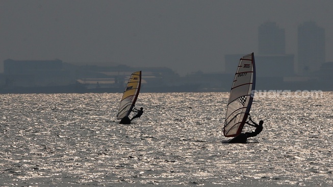 Sejumlah atlet layar beradu kecepatan saat mengikuti pertandingan Jakarta International Sailing Championship 2024 di area Symphony of The Sea, Ancol, Jakarta, Jumat (26/7/2024). [Suara.com/Alfian Winanto]
