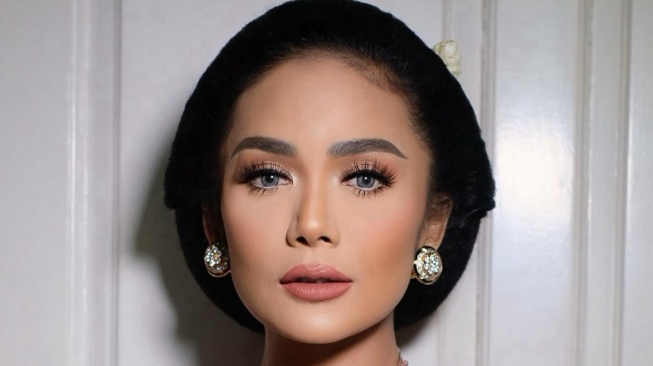 Make Up keluarga di nikahan Aaliyah Massaid. [Instagram]