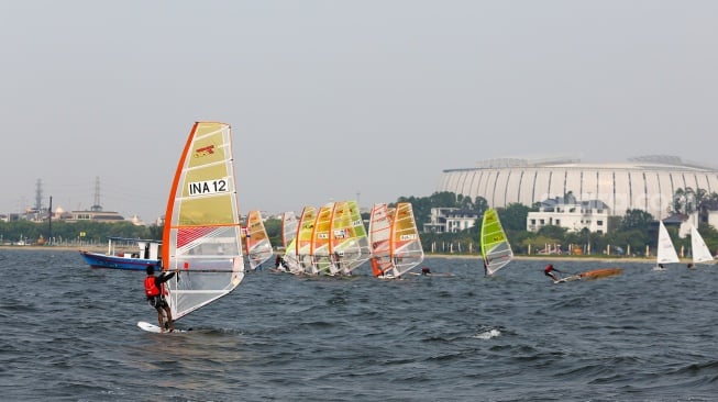 Sejumlah atlet layar beradu kecepatan saat mengikuti pertandingan Jakarta International Sailing Championship 2024 di area Symphony of The Sea, Ancol, Jakarta, Jumat (26/7/2024). [Suara.com/Alfian Winanto]
