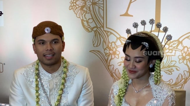 Thariq Halilintar dan Aaliyah Massaid usai akad nikah di Raffles Hotel, Jakarta, Jumat (26/7/2024) [Suara.com/Adiyoga Priyambodo].