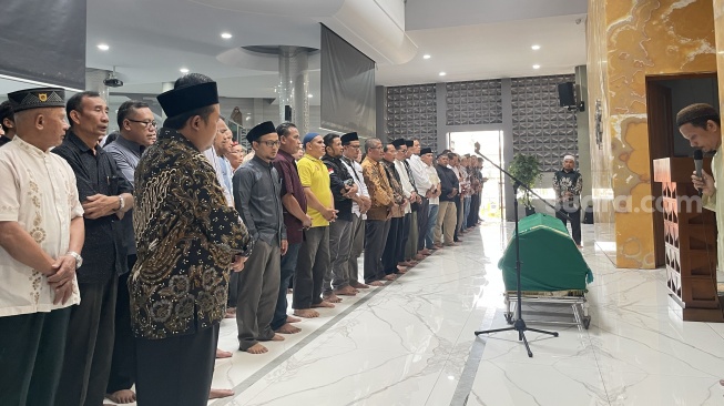 Prosesi salat mayat Direktur Pasca Sarjana Unpam, Sarwani. [Wivyh Hikmatullah/Suara.com]