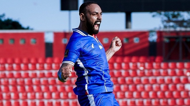 Striker Arema FC, Dalberto melakukan selebrasi usai membobol gawang Madura United dalam laga ketiga Grup B Piala Presiden 2024 di Stadion Kapten I Wayan Dipta, Gianyar, Bali, Jumat (26/7/2024). [Dok. Instagram/@aremafcofficial]