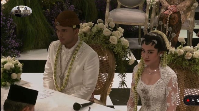 Thariq Halilintar dan Aaliyah Massaid menggelar akad nikah di Hotel Raffles, Jakarta, Jumat (26/7/2024). [YouTube]