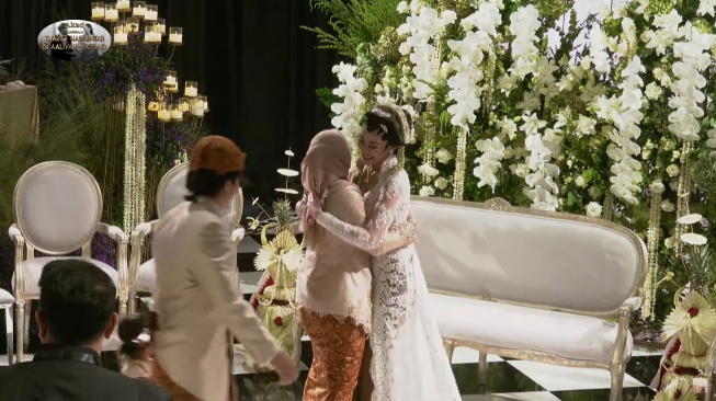 Potret Aaliyah Massaid dan Aurel Hermansyah berpelukan di acara akad nikah yang digelar pada Jumat (26/7/2024) (YouTube/Thariq Halilintar)