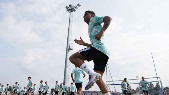 Pemain keturunan berdarah Indonesia, Mauresmo Hinoke saat berlatih bersama skuad Timnas Indonesia U-20. [Dok. Instagram/@mauresmoo]