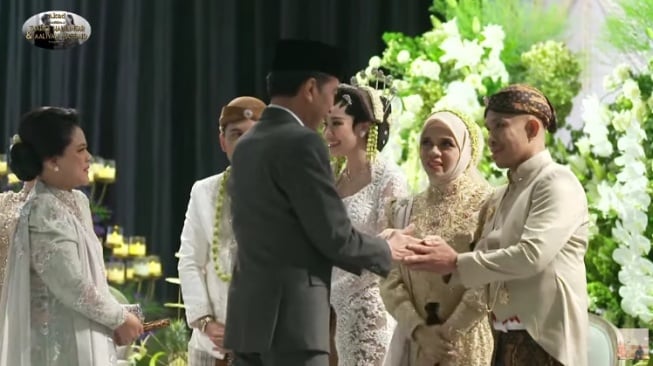 Geni Faruk dan Halilintar Anofial Asmid saat diajak Jokowi salaman di pernikahan Thariq Halilintar dan Aaliyah Massaid. (YouTube/Thariq Halilintar)