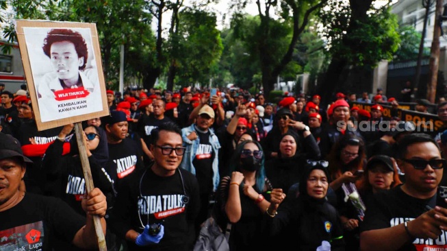 Massa dari unsur badan dan sayap pusat Partai Demokrasi Indonesia Perjuangan (PDIP) saat menggelar aksi di depan gedung Komnas HAM di Jakarta, Jumat (27/7/2024). [Suara.com/Alfian Winanto]