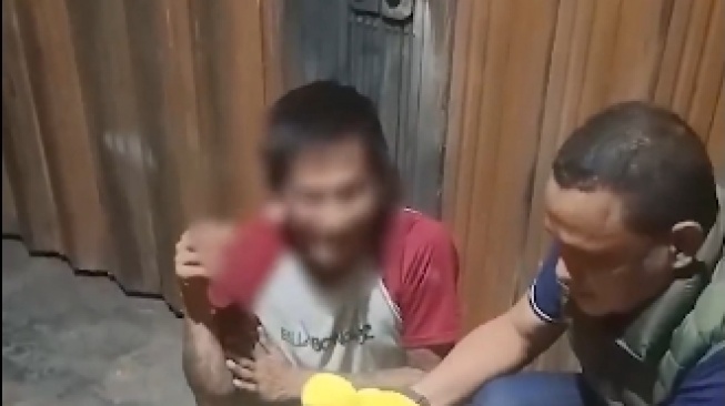 Viral Pria Bertato Nyengir saat Disuruh Polisi Bedah Boneka Isi Sabu-sabu: Biasanya jadi Teman Bobo Nih!