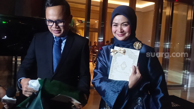 Bima Arya dan Yane Ardian Rachman usai hadiri pernikahan Thariq Halilintar - Aaliyah Massaid ditemui di Hotel Raffles, Jakarta Selatan pada Jumat (26/7/2024) [Suara.com/Rena Pangesti]