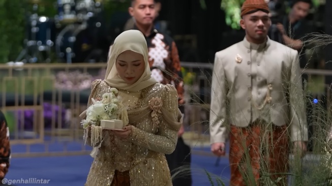 Potret Sohwa Halilintar membawakan cincin nikah Thariq Halilintar dan Aaliyah Massaid (YouTube/Thariq Halilintar)