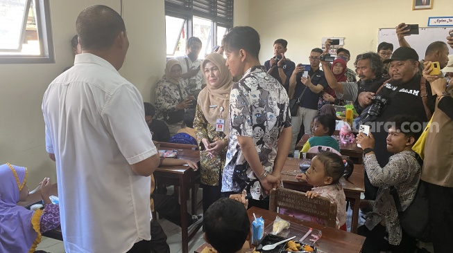 Momen Gibran Rayu Siswa SD Agar Mau Makan: Dikit-dikit ya, Kalau Nggak Habis Dibawa Pulang