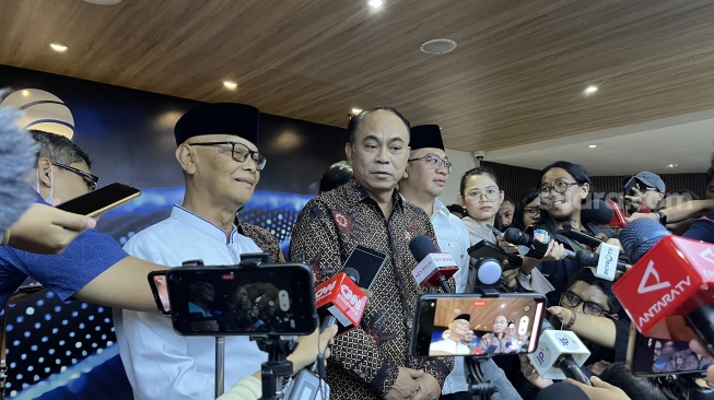 Menkominfo Budi Arie Setiadi saat konferensi pers di Kantor Kominfo, Kamis (25/7/2024). [Suara.com/Dicky Prastya]