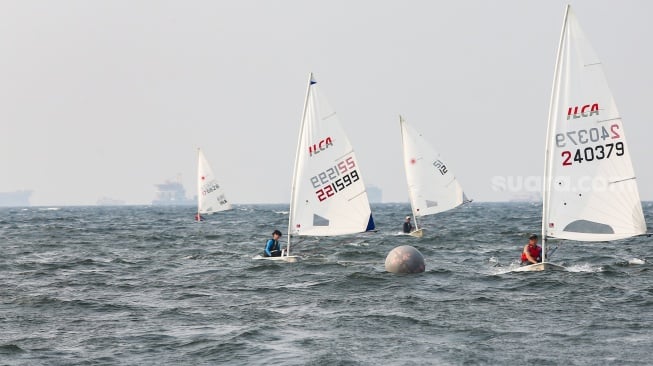 Sejumlah atlet layar beradu kecepatan saat mengikuti pertandingan Jakarta International Sailing Championship 2024 di area Symphony of The Sea, Ancol, Jakarta, Jumat (26/7/2024). [Suara.com/Alfian Winanto]
