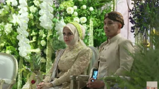 Geni Faruk saat acara akad nikah Aaliyah Massaid-Thariq Halilintar. [YouTube/Thariq Halilintar]