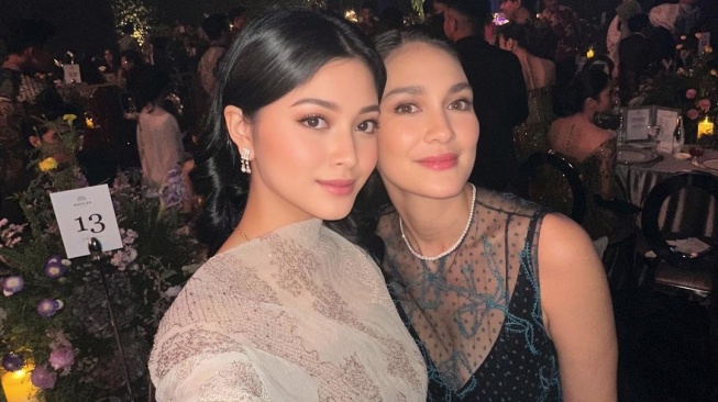 Yoriko Angeline dan Luna Maya di acara resepsi pernikahan Thariq Halilintar dan Aaliyah Massai. [Instagram]