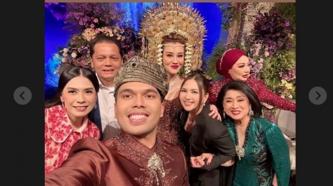 Jessica Mila hadir di resepsi pernikahan Thariq Halilintar dan Aaliyah Massaid. [Instagram]