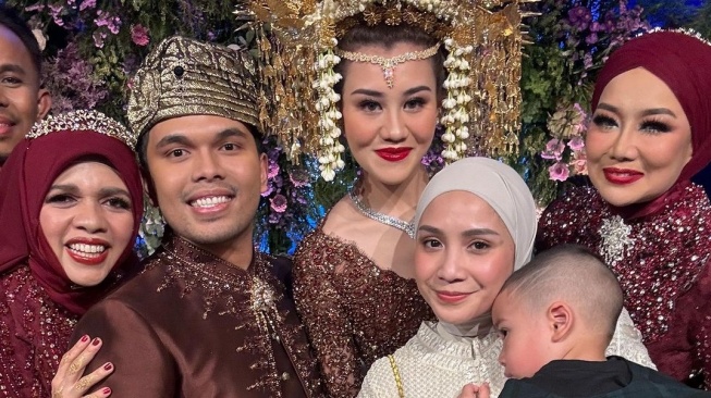 Style Nagita Slavina Kondangan Thariq-Aaliyah, Harganya 5 Kali Lipat Tentengan Geni Faruk