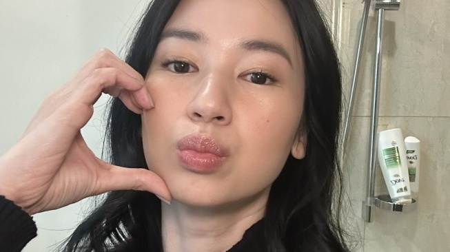 Laura Basuki Selfie di Kamar Mandi, Netizen Salfok dengan Posisi Botol Shampo: Ternyata Masih Manusia