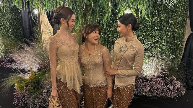 Yuki Kato, Amel Carla, dan Septiningtyas selaku bridesmaid Aaliyah Massaid. (Instagram/@septiningtyas)