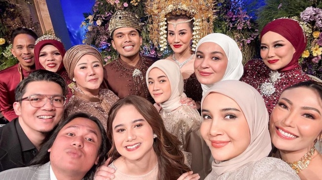 Puluan artis hadir di pesta pernikahan Thariq Halilintar dan Aaliyah Massaid yang digelar di Raffles Hotel, Kuningan, Jakarta Selatan, Jumat (26/7/2024). Mereka di antaranya Shireen Sungkar, Zaskia Sungkar, Irwansyah, Keanu AGL, Tissa Biani, Ayu Dewi, dan lainnya. [Instagram]